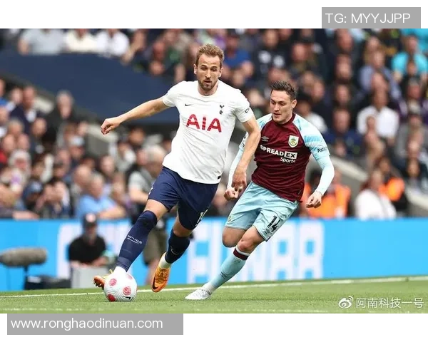 凯恩的足球传奇之路：从青涩少年到世界顶级前锋的成长历程