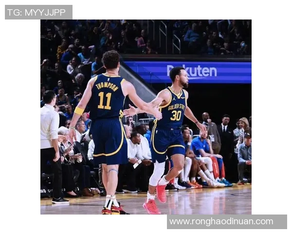 勇士在关键时刻逆转雷霆以121-118取得胜利展现强大韧性与团队合作精神