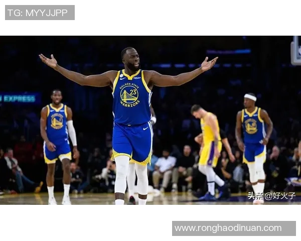 德雷蒙德格林:勇士队的防守核心与领导者的双重角色解析 德雷蒙德格林:勇士队的防守核心与领导者的双重角色解析